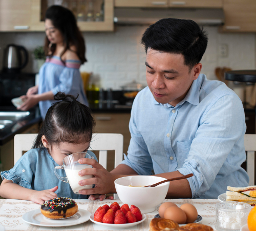 Kokomo-Galley_0006_medium-shot-parents-kid-kitchen.png